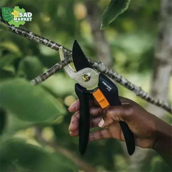 Секатор площинний Fiskars Solid&trade; P121 (1057160) 1057160 фото