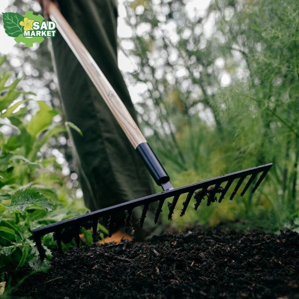 Грабли стальные с ручной для грунта Fiskars Solid, 16 зубьев 1011600 фото