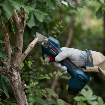Bosch Professional Pro Pruner в роботі