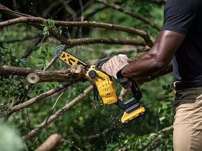 DeWALT DCMPS520P1 видаляє гілки та сучки